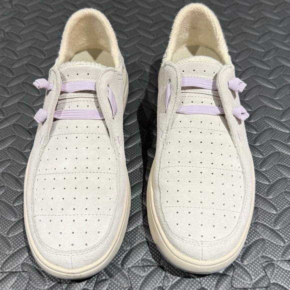 Stio Women's slip on Cream with Lavender Accents sneaker loafer - Picture 5 of 12